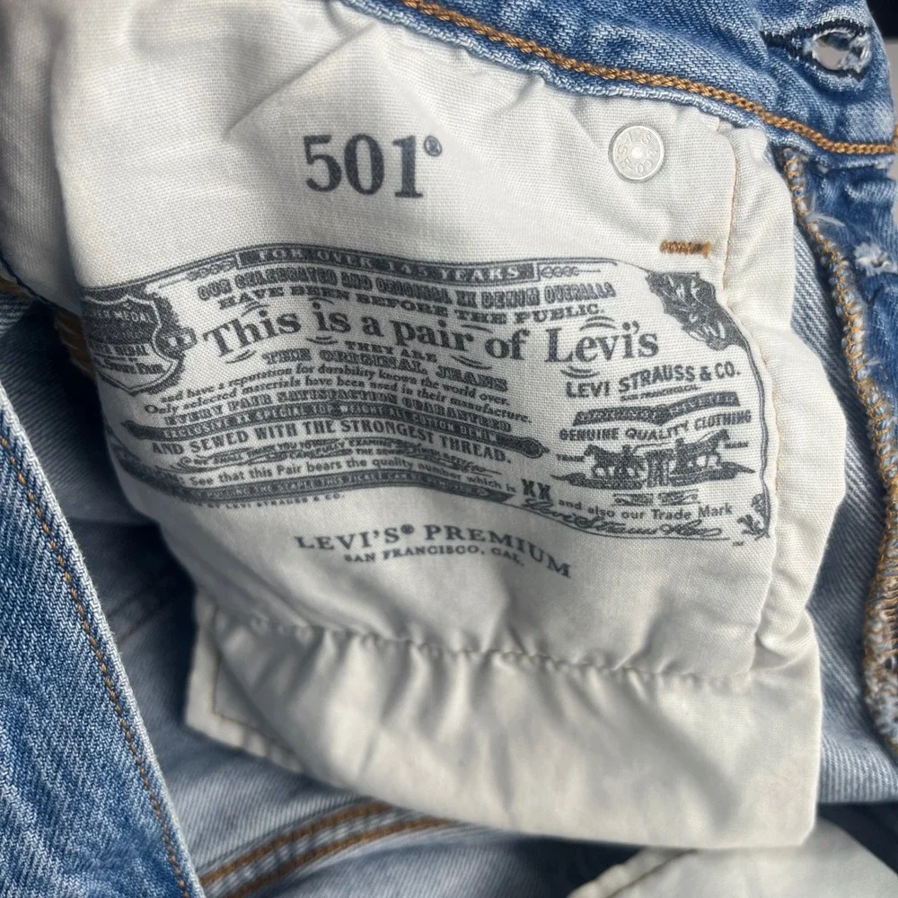 Levi's Premium 501 Long Shorts Women's 26 NWT Blue‎ Distressed Raw Hem Mid Rise